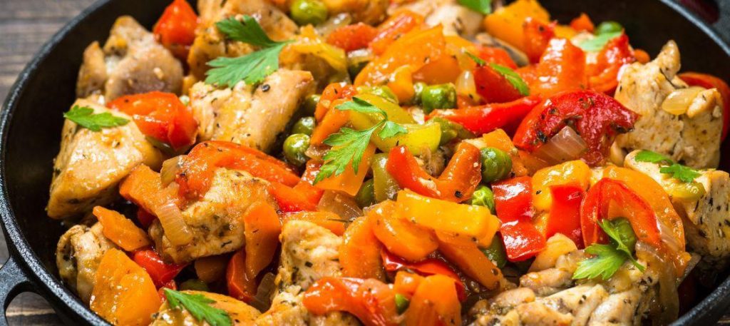 Frango xadrez com pimentões e amendoim