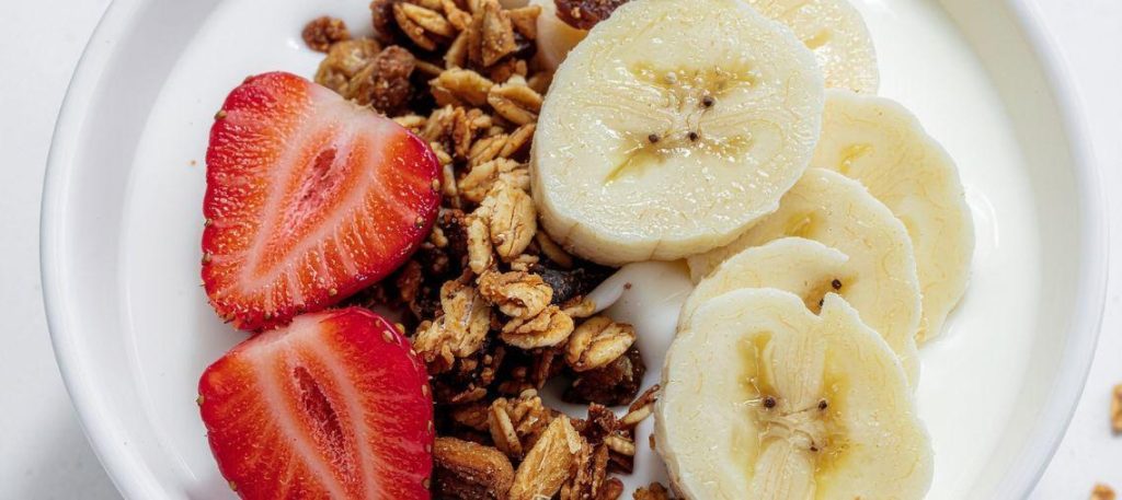 Iogurte com frutas e granola