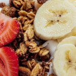 Iogurte com frutas e granola