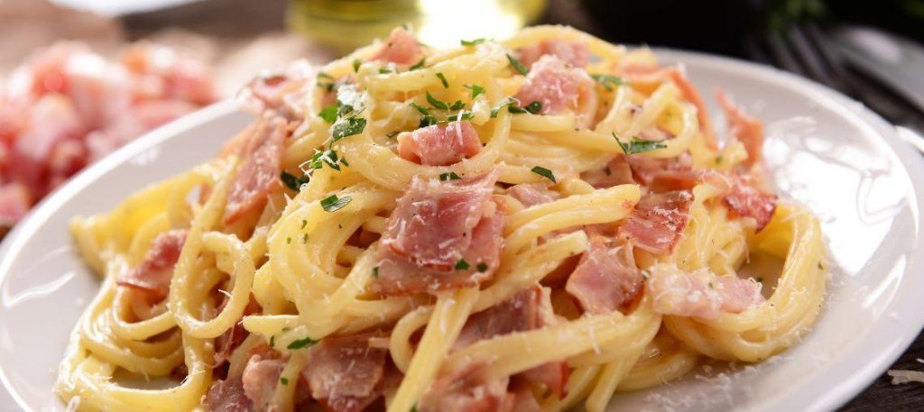 Macarrão ao molho branco com bacon