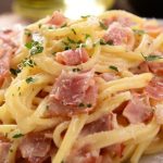 Macarrão ao molho branco com bacon