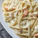 Macarrão com camarão e molho rosé