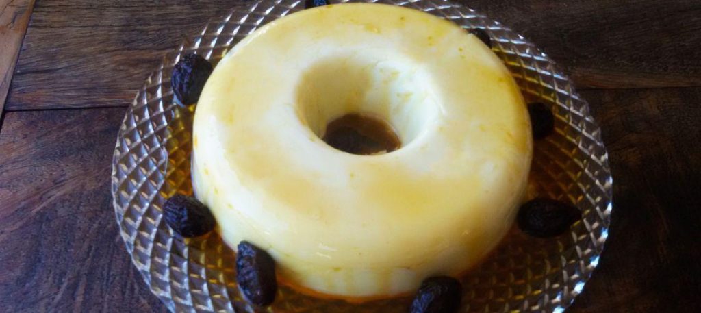 Manjar de coco com calda de ameixa