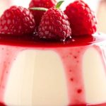 Panna cotta de baunilha com calda de frutas vermelhas