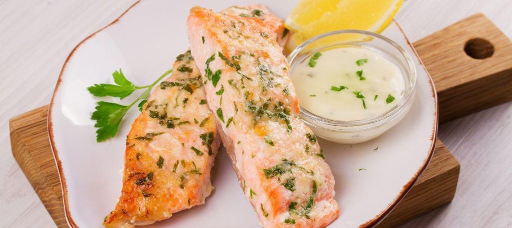 Peixe assado ao molho de ervas