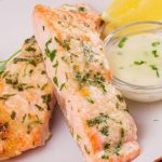 Peixe assado ao molho de ervas