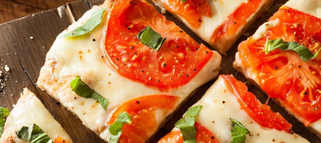 Pizza de pão de forma na frigideira