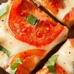 Pizza de pão de forma na frigideira