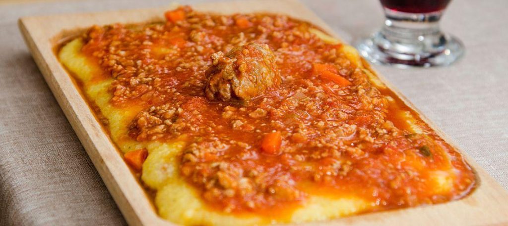 Polenta com ragu de carne