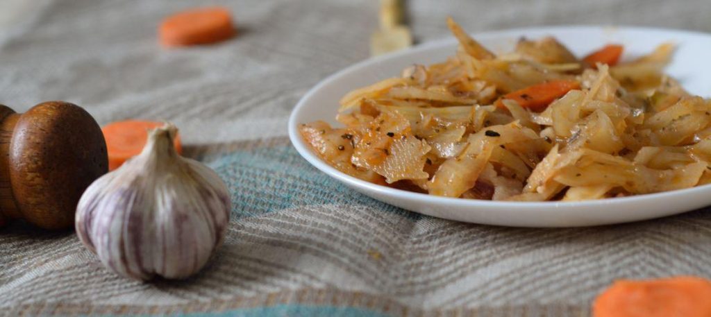 Refogado de repolho com alho e cebola