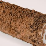 Rocambole de chocolate com chantilly