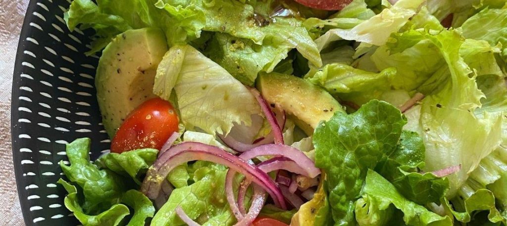 Salada verde com azeite e limão