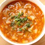 Sopa cremosa de batata com alho-poró