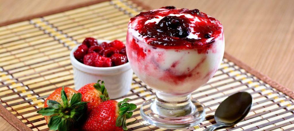 Sorvete de iogurte natural com frutas vermelhas