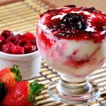 Sorvete de iogurte natural com frutas vermelhas