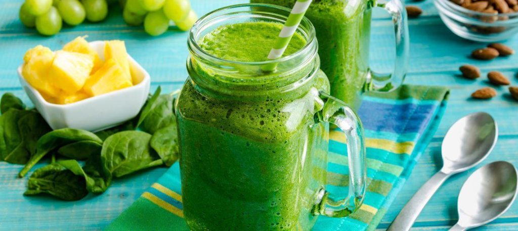 Suco detox de couve com abacaxi e hortelã