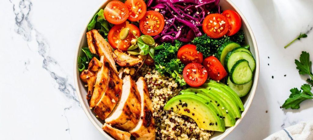 Tigela de quinoa com frango e vegetais