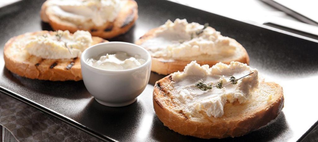 Torrada com requeijão