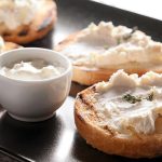 Torrada com requeijão