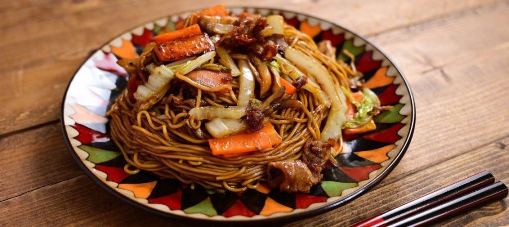 Yakissoba com repolho e legumes