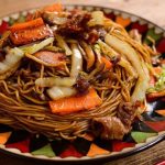 Yakissoba com repolho e legumes