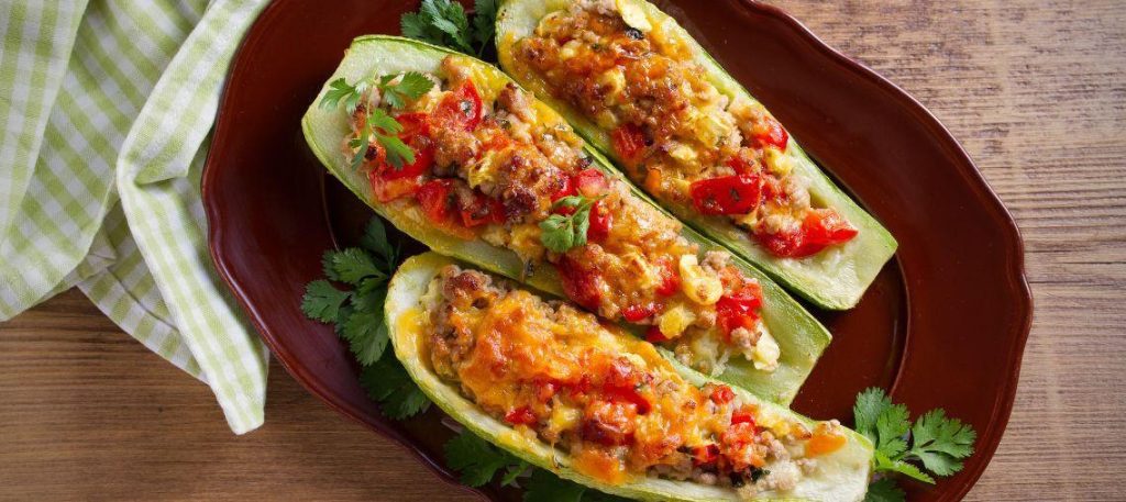 Abobrinha recheada ao forno com carne e queijo