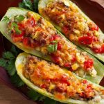 Abobrinha recheada ao forno com carne e queijo