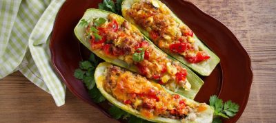 Abobrinha recheada ao forno com carne e queijo