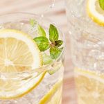 Água saborizada com hortelã e limão