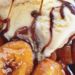 Banana caramelizada com canela e sorvete