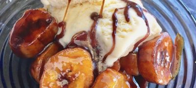 Banana caramelizada com canela e sorvete