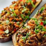 Berinjela recheada com legumes e quinoa