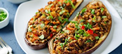 Berinjela recheada com legumes e quinoa