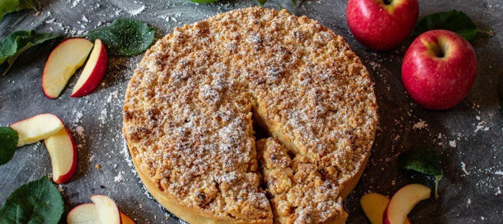 Bolo de maçã com farofa doce