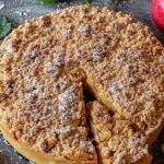 Bolo de maçã com farofa doce