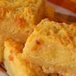 Bolo de mandioca com calda de leite condensado