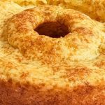 Bolo de mandioca com coco (tipo mané pelado)