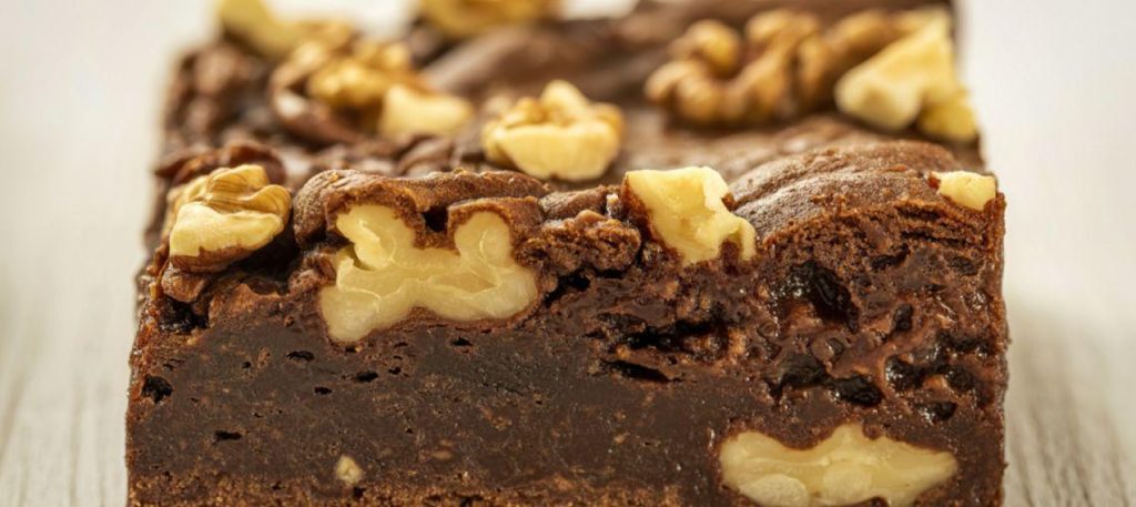 Bolo de nozes com cobertura de açúcar