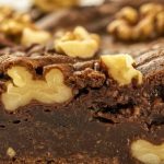 Bolo de nozes com cobertura de açúcar