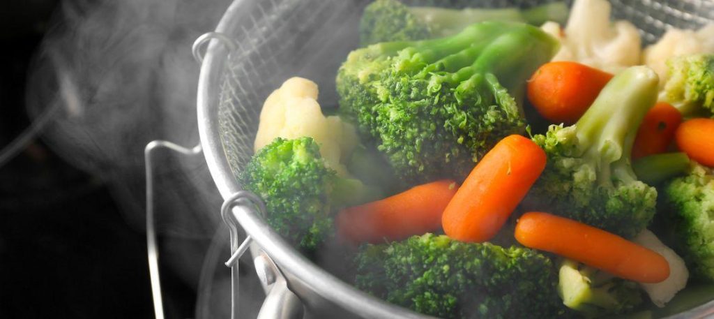 Brócolis no vapor com alho e cenoura