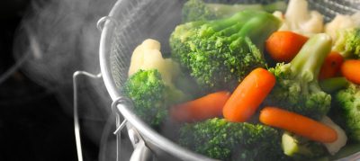 Brócolis no vapor com alho e cenoura