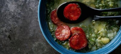 Caldo verde com couve e linguiça