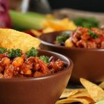 Chili com carne e nachos