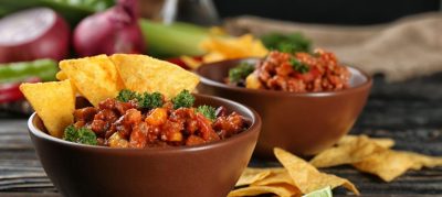 Chili com carne e nachos