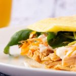 Crepioca recheada com frango e queijo