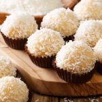 Docinho de leite em pó com coco ralado