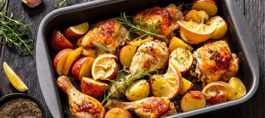 Frango assado com batatas e alecrim