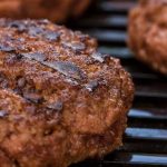 Hambúrguer caseiro com carne temperada