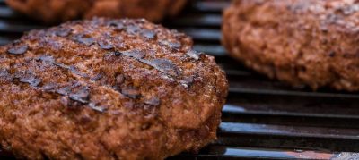 Hambúrguer caseiro com carne temperada