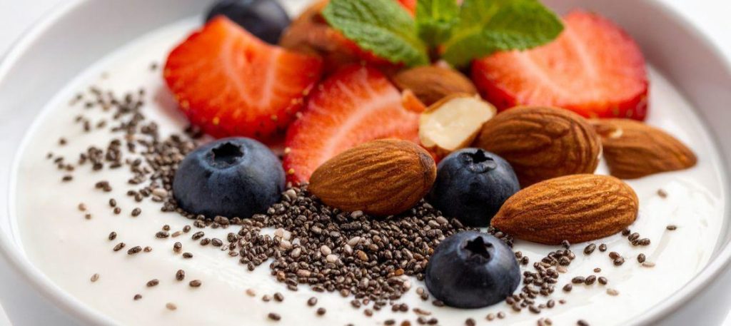 Iogurte natural com frutas e chia